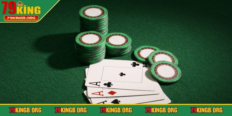 Bài poker chơi theo từng vòng với các lá chia liên tục